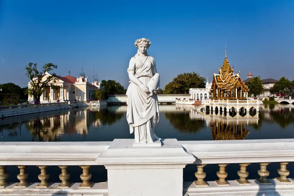 Κυρία άγαλμα στο Μπανγκ Πα-Ιν στη γέφυρα λευκό — Φωτογραφία Αρχείου
