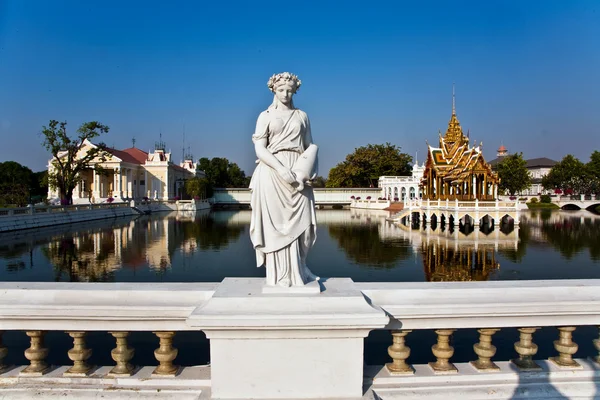 夫人雕像在邦 pa 在宫殿在白渡桥 — 图库照片