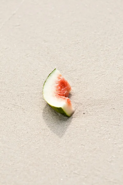 Melone si trova sulla spiaggia di sabbia fine — Foto Stock