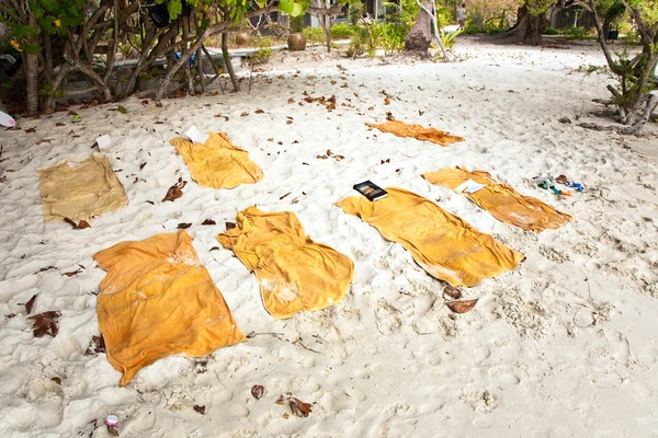 Yellow beach towels are placed at the beautiful fine beach — Stock Photo, Image