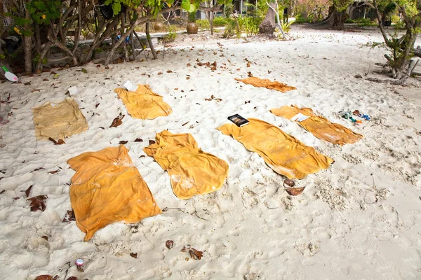 Toalhas de praia amarelas são colocadas na bela praia fina — Fotografia de Stock