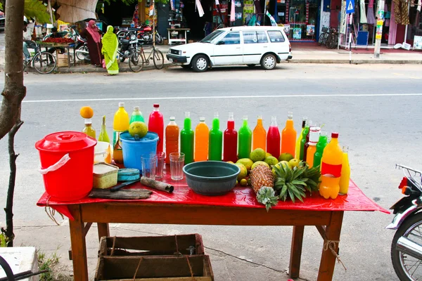 Kleurrijke vers fruit dranken worden verkocht op de straat — Stockfoto
