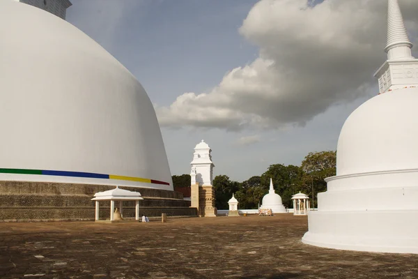 Dagoba, пагоду і храм Ruwanweliseya — стокове фото