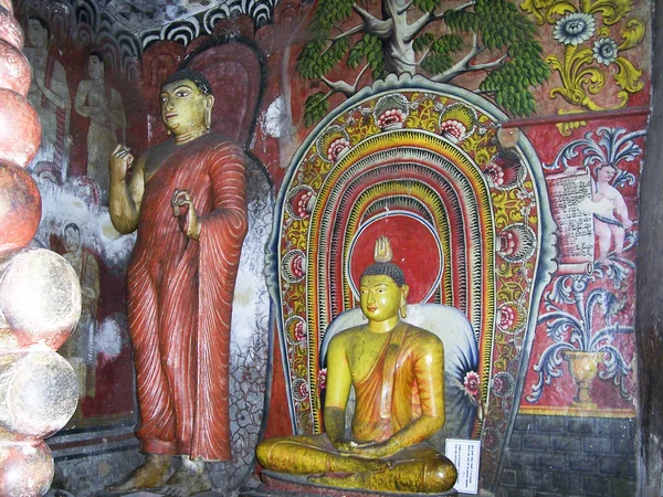 仏陀と dambullah の有名な岩テンペルの絵画 — ストック写真
