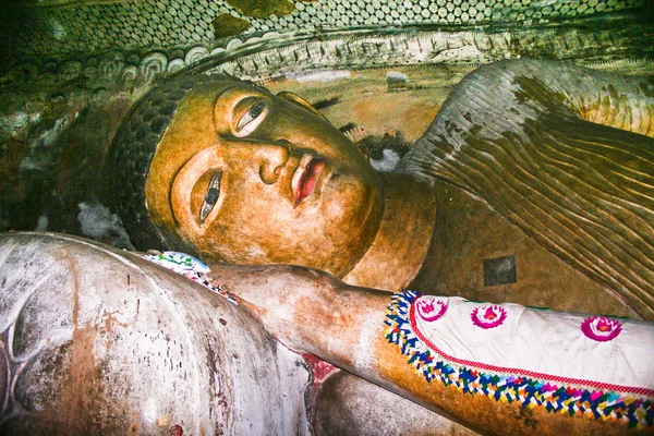 Budda e pittura nel famoso tempio rupestre di Dambullah — Foto Stock