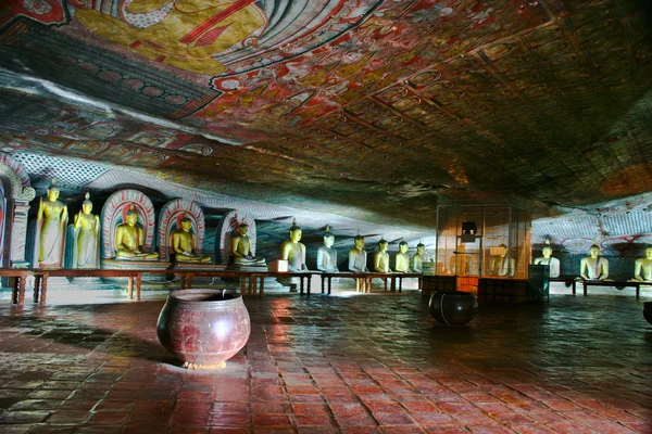 Indie i malarstwo w tempel słynną skałę z dambullah — Zdjęcie stockowe
