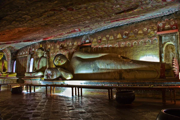 Buda y la pintura en el famoso tempel de roca de Dambullah —  Fotos de Stock