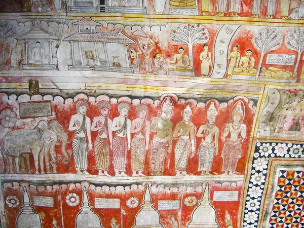 Pinturas religiosas dentro do templo de rocha em Dambulla — Fotografia de Stock