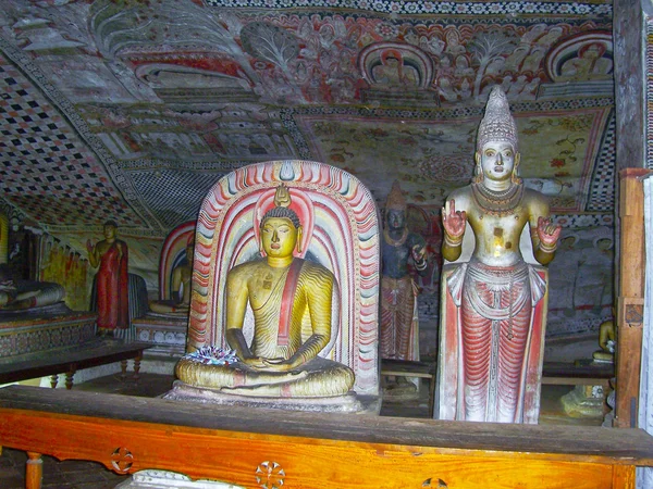 Binnenkant van rock tempel in dambulla, sri lanka — Stockfoto