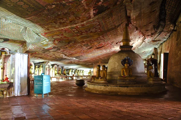 Στοιχεία του Βούδα στο εσωτερικό του βράχο ναός στην Νταμπούλα — Φωτογραφία Αρχείου