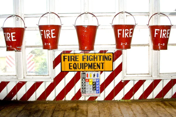 Cubo con arena para la lucha contra incendios — Foto de Stock