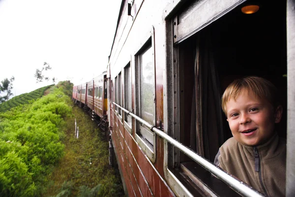 Junge genießt die malerische Fahrt in Sri Lanka — Stockfoto