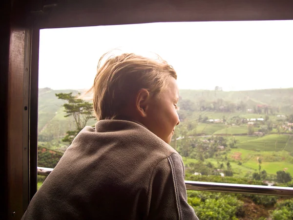 Junge genießt die malerische Fahrt in Sri Lanka — Stockfoto