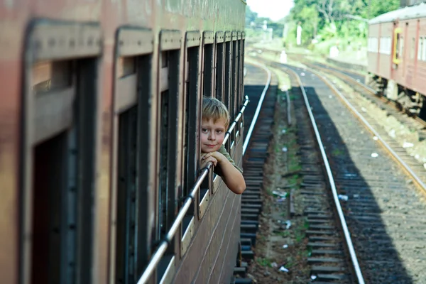 Pojke söker av järnvägen i natursköna landskapet i sri lanka — Stockfoto