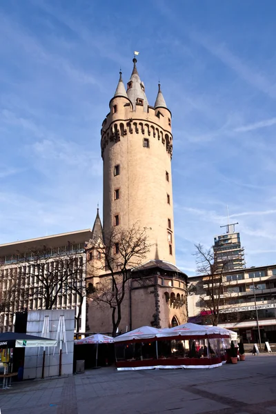 Berühmter eschesheimer turm in frankfurt — Stockfoto