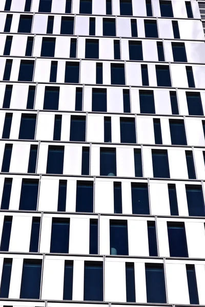 Fenêtres des immeubles de bureaux — Photo