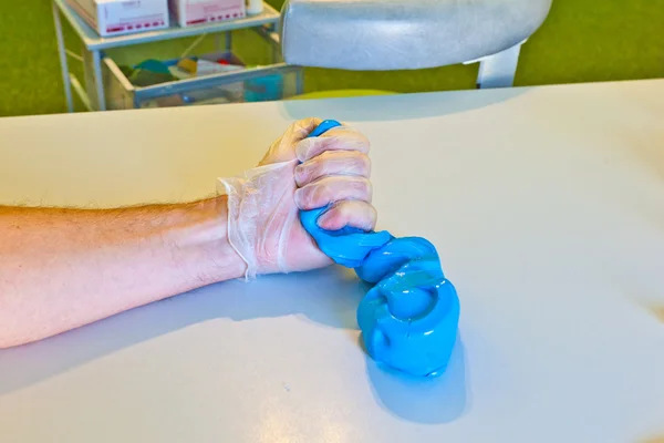 Hand-Physiotherapie zur Genesung eines Fingers — Stockfoto