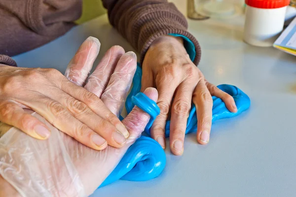 Fisioterapia da mão para recuperar um dedo — Fotografia de Stock