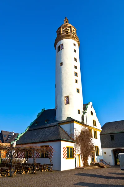 Slavné středověké hoechster schlossturm ve Frankfurtu — Stock fotografie