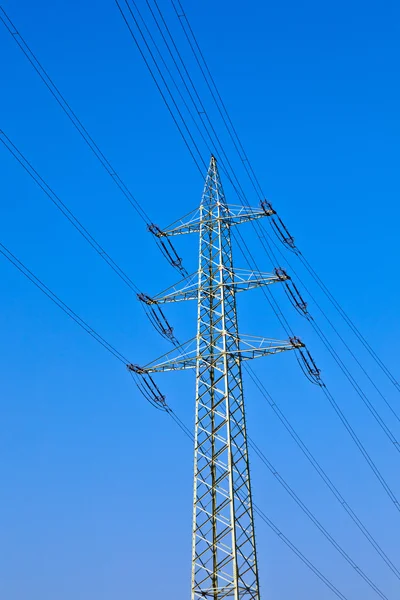 青い空を背景に電力線の電気タワー — ストック写真