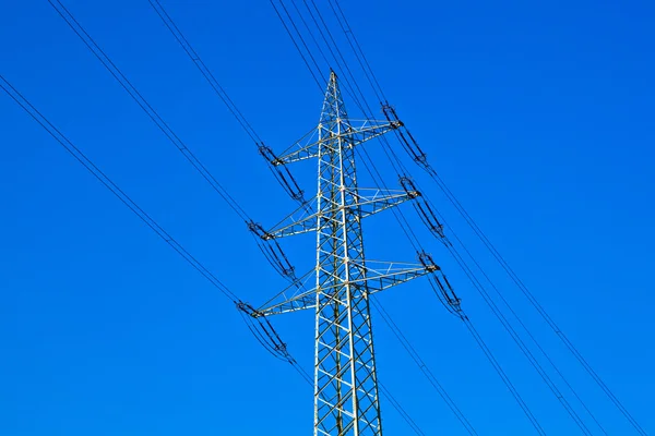 Wieża energii elektrycznej z liniami energetycznymi przeciw błękitne niebo — Zdjęcie stockowe