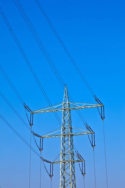 Ηλεκτρικής ενέργειας πύργος με ηλεκτροφόρα καλώδια μπλε ουρανό — Φωτογραφία Αρχείου