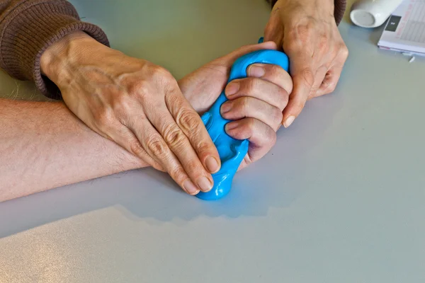 Χέρι Φυσιοθεραπεία για να ανακτήσει ένα δάχτυλο — Φωτογραφία Αρχείου