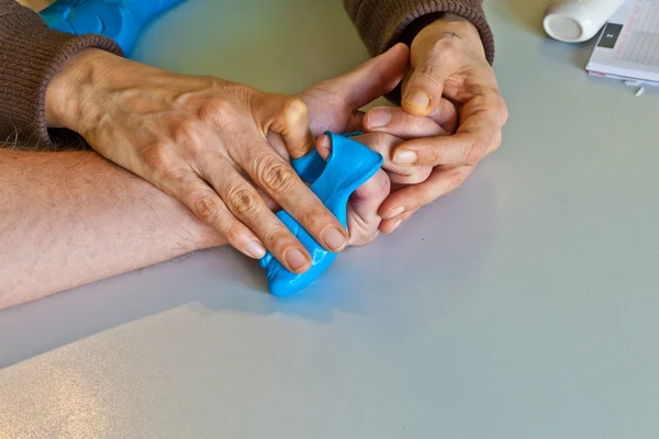 Fizioterapia mâinilor pentru a recupera un deget — Fotografie, imagine de stoc