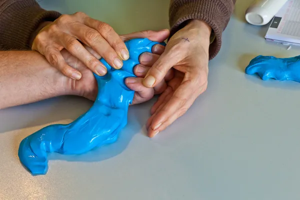 Physiothérapie des mains pour récupérer un doigt — Photo
