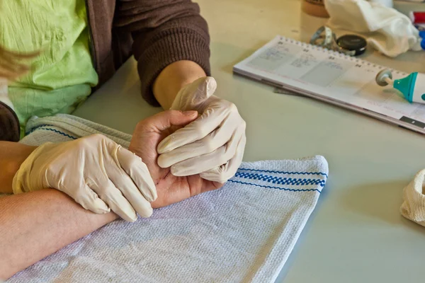 Hand fysiotherapie om te herstellen van een vinger — Stockfoto