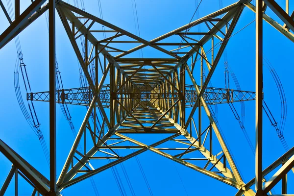 空を背景に高電圧塔 — ストック写真