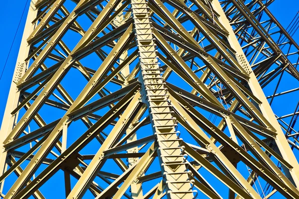 Torre de alto voltaje sobre un fondo con cielo —  Fotos de Stock