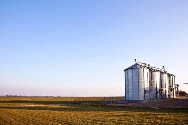 Zilveren silo's op het gebied — Stockfoto