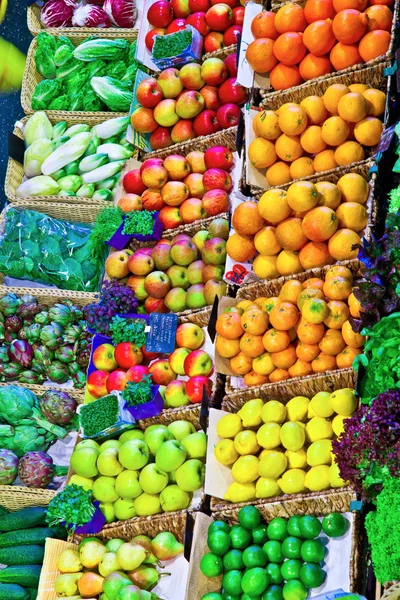 Obstmarkt frisches gesundes Obst und Gemüse auf dem Markt — Stockfoto