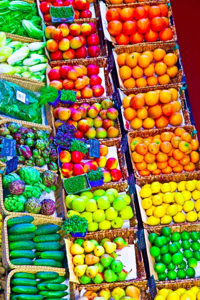 Mercado de frutas y hortalizas frescas y saludables en el mercado — Foto de Stock