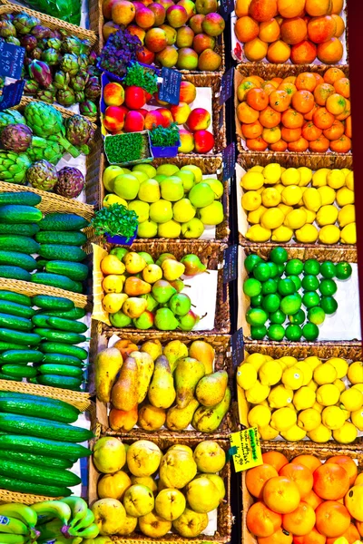 Fruit market Fresh healthy fruits and vegetables on the market — Stock Photo, Image