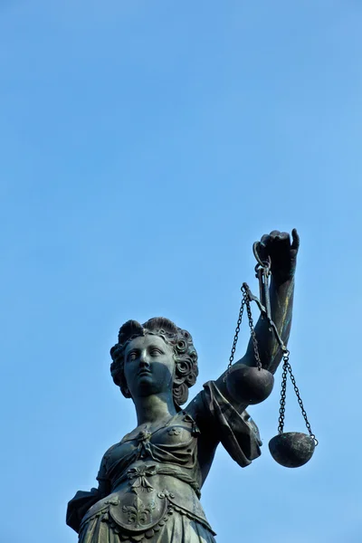 Statuia Doamnei Justiție în fața Romerului din Frankfurt - Germ — Fotografie, imagine de stoc