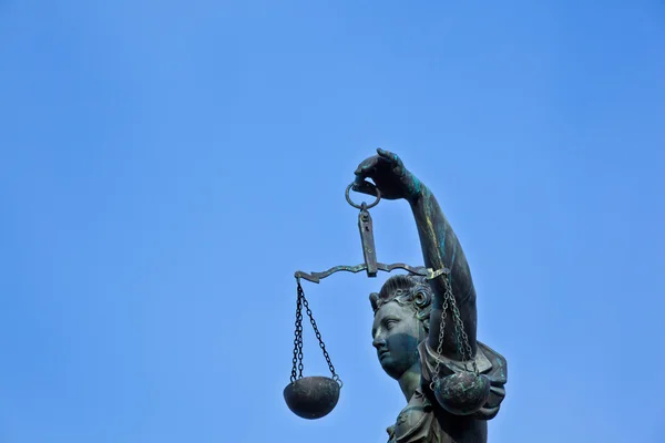 Frankfurt - romer önünde adalet heykeli germ — Stok fotoğraf