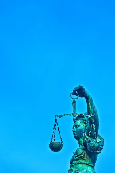 Статуя Юстиція перед Ромер у Франкфурті - Germ — стокове фото