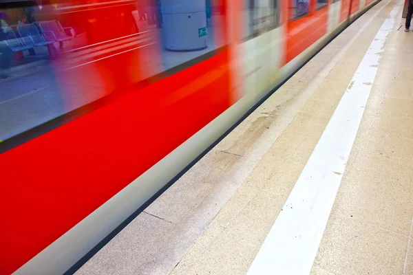 Underground com trem em movimento — Fotografia de Stock