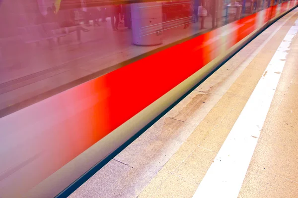 Metro con tren en movimiento — Foto de Stock
