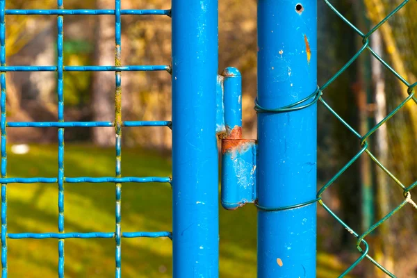 Recinzione verde con cancello — Foto Stock