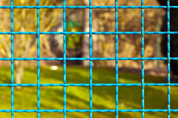 Зеленый забор с воротами — стоковое фото