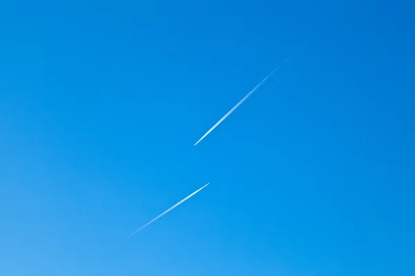 Vliegtuigen met condensatie trail — Stockfoto