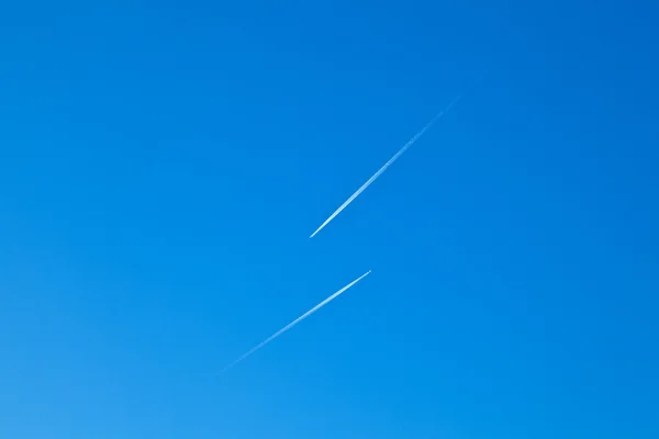 Vliegtuigen met condensatie trail — Stockfoto