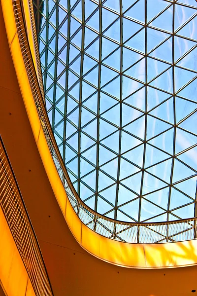 Moderní architektura s prosklenou střechou — Stock fotografie