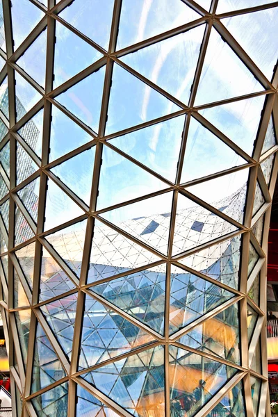Moderní architektura s prosklenou střechou — Stock fotografie