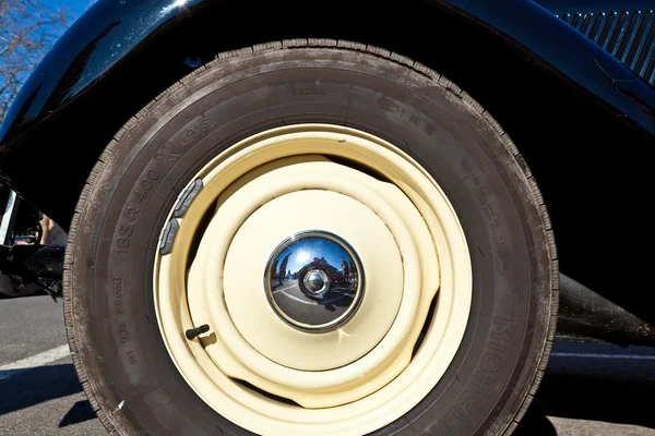 Roda de um carro oldtimer — Fotografia de Stock