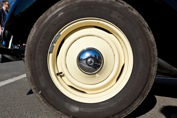 Oldtimer araba tekerleği — Stok fotoğraf