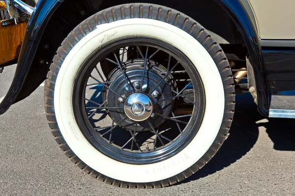 Колесо старого автомобиля — стоковое фото